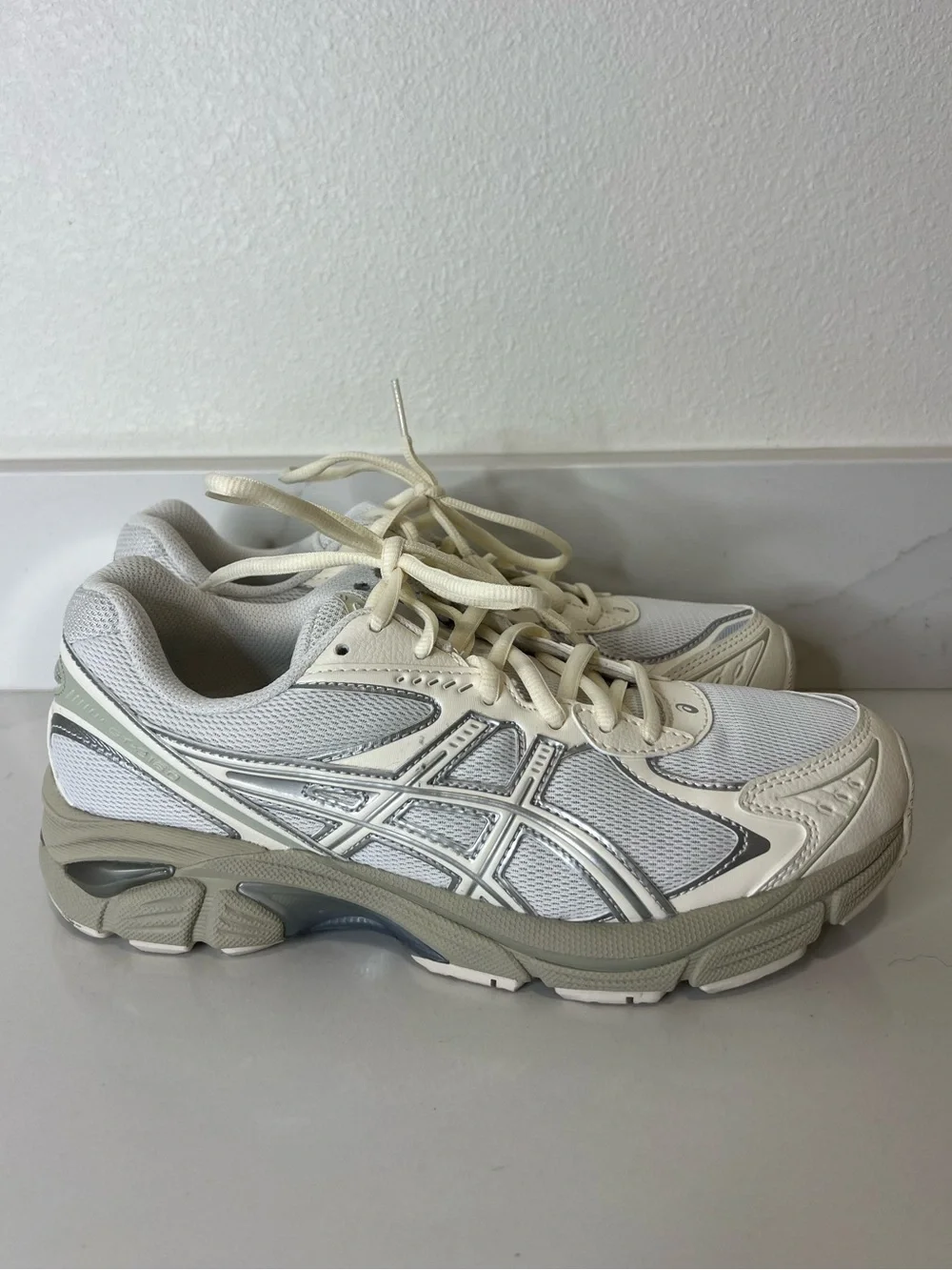 ASICS White and Light Gray Running Sneakers size 6.5